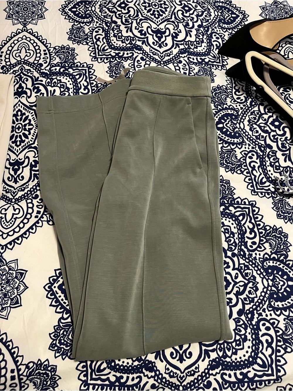 Lululemon Women’s Softstream Pants in Sage Green